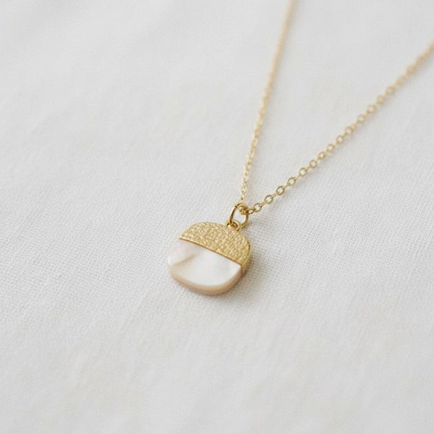 Shell-Style Necklace with Vintage Charm