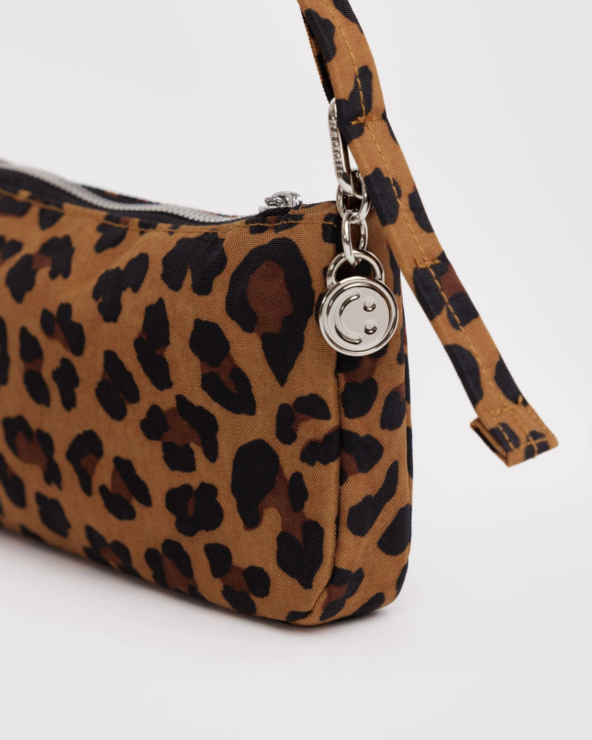 Nylon Pochette Leopard Baggu